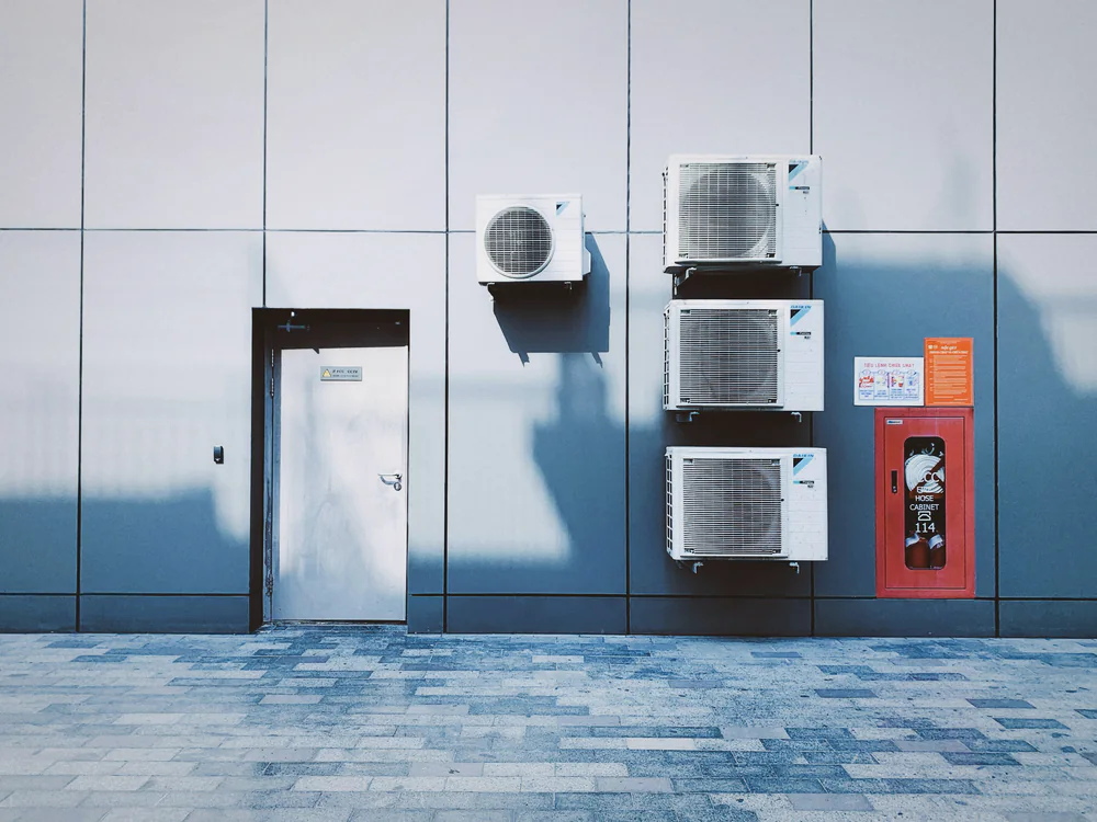 Buitenunits van airconditioning op een moderne gevel