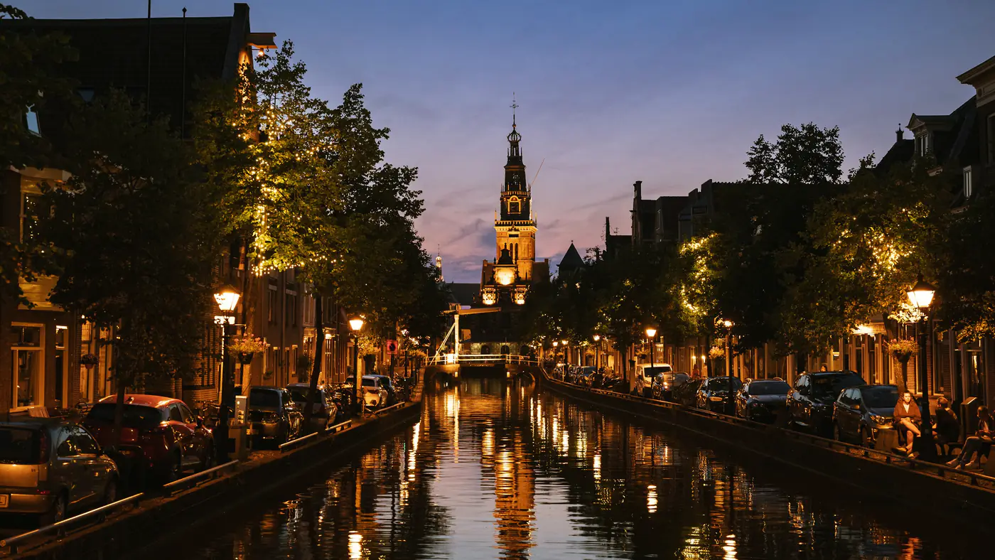 Gracht in Alkmaar bij avond met de Waagtoren