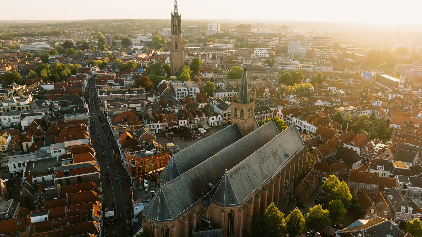 Amersfoort van bovenaf met de Onze Lieve Vrouwetoren