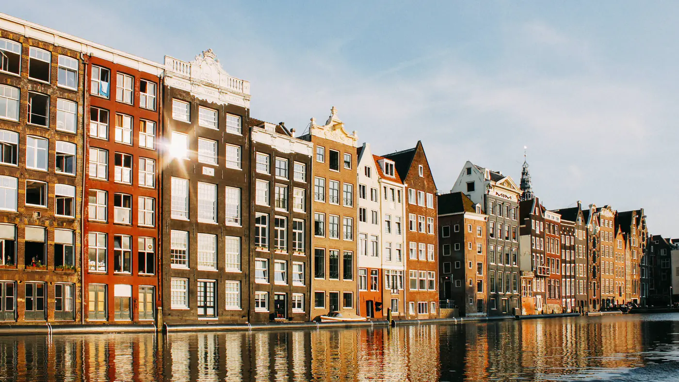 Grachtenpanden aan het water in Amsterdam