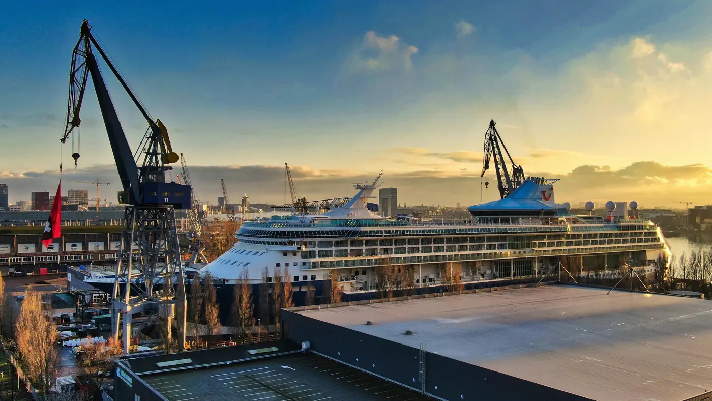 Havenkraan en scheepswerf aan de NDSM-kade in Amsterdam-Noord