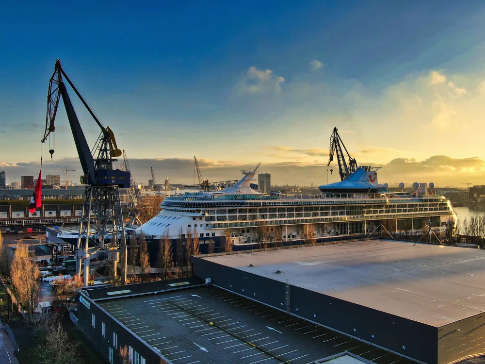 Havenkraan en scheepswerf aan de NDSM-kade in Amsterdam-Noord
