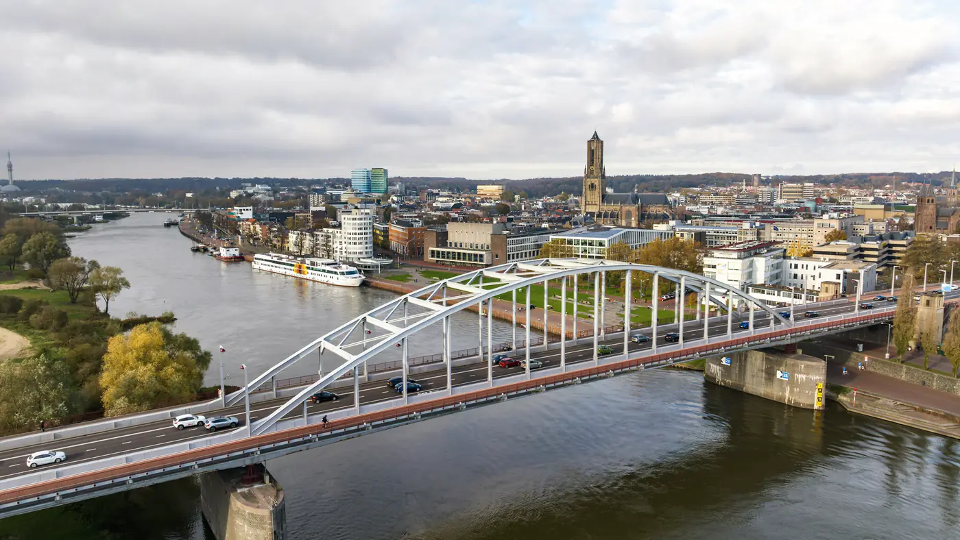 De Rijn met de John Frostbrug bij Arnhem van bovenaf