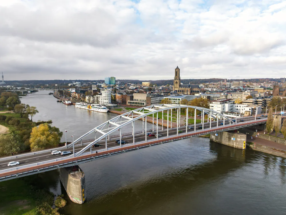 De Rijn met de John Frostbrug bij Arnhem van bovenaf