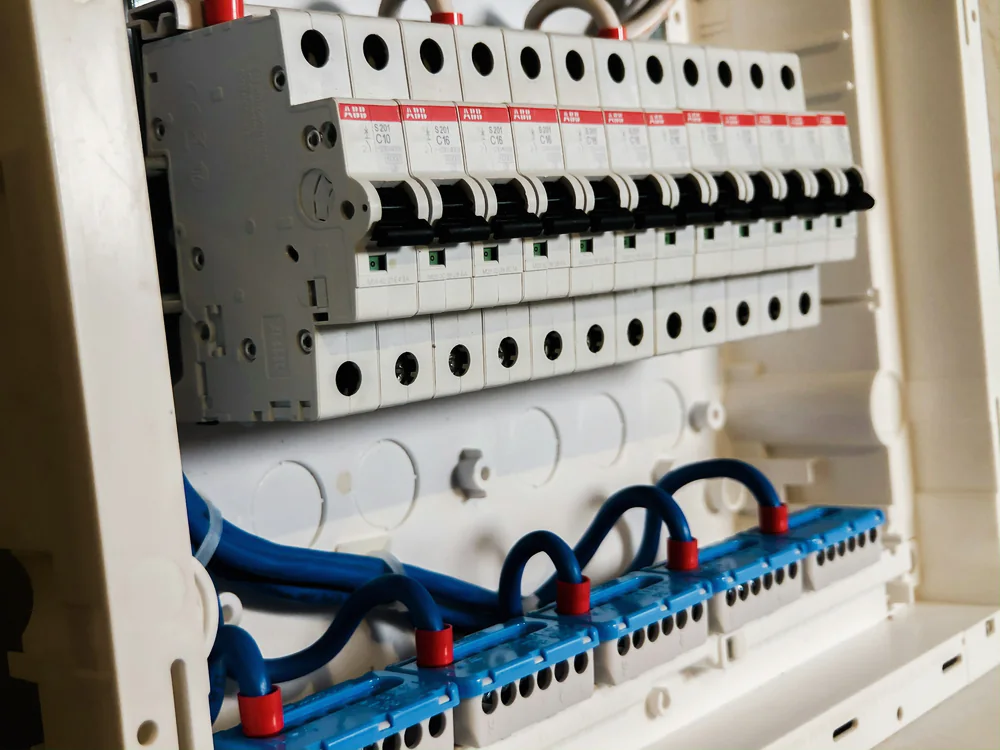 Rij installatieautomaten in een verdeelkast