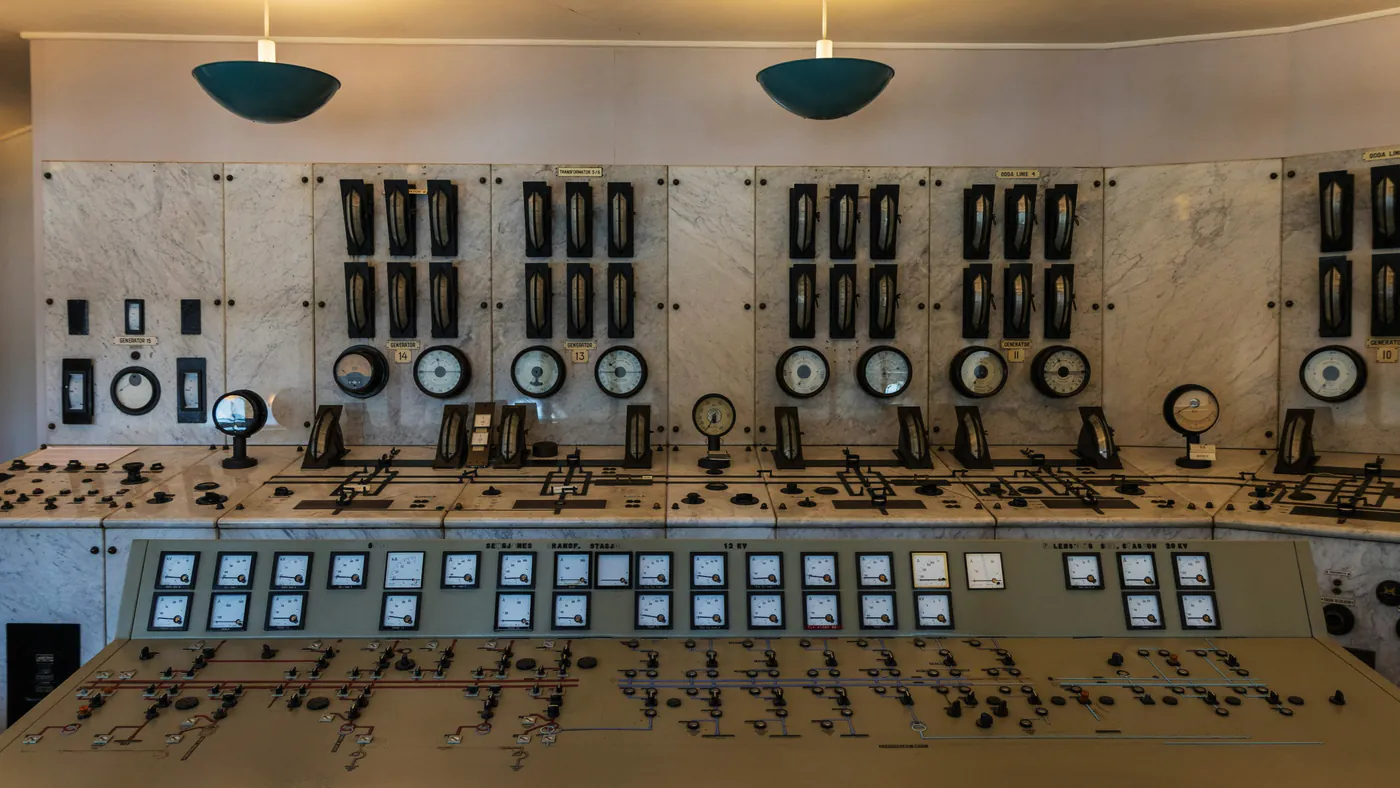 Klassiek bedieningspaneel met meters en schakelaars