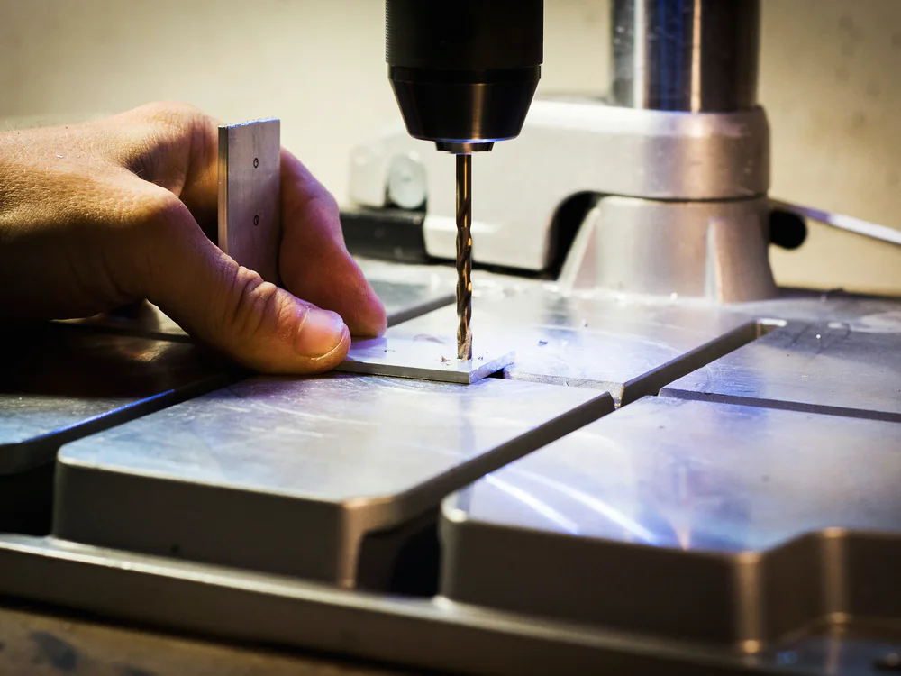 Gat boren in een metalen plaat op een kolomboor