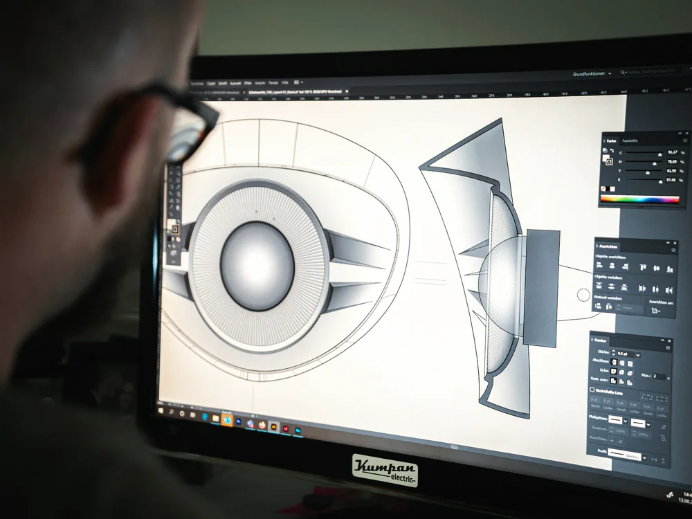 Ontwerper werkt aan een 3D-model op een groot scherm