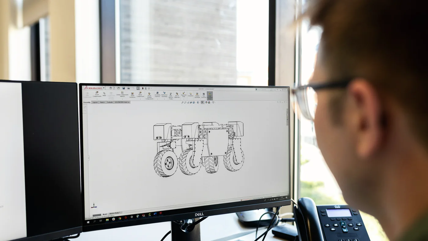 Technisch tekenaar werkt aan een CAD-tekening