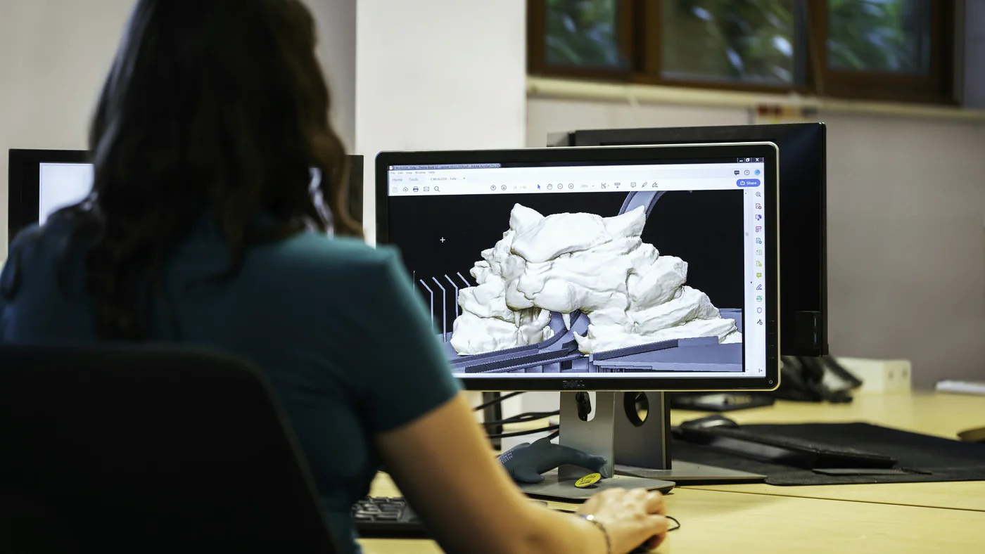 Engineer aan een CAD-werkplek met een 3D-model
