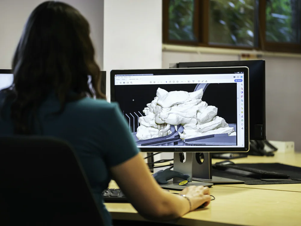 Engineer aan een CAD-werkplek met een 3D-model