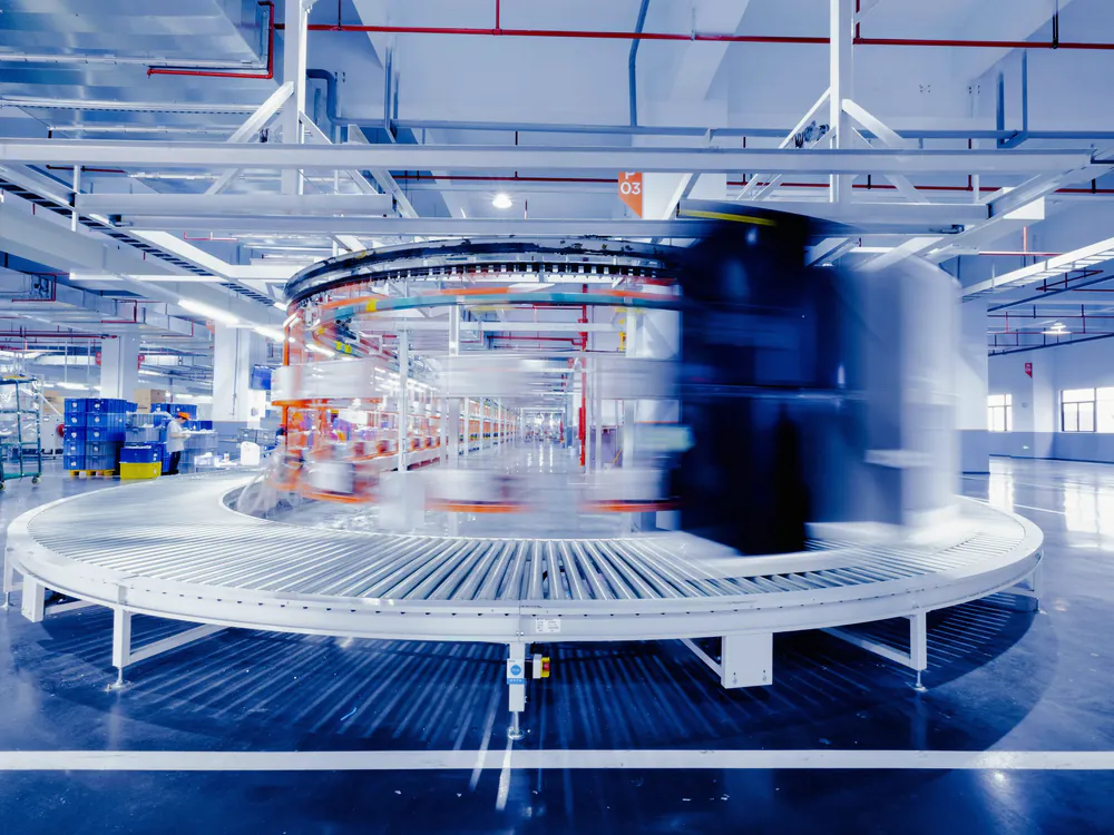 Ronde productiemachine in een moderne fabriek