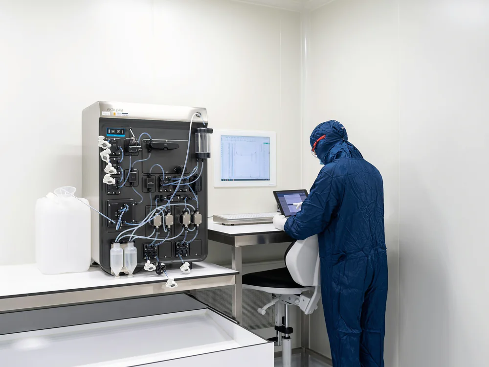 Medewerker bij apparatuur in een cleanroom
