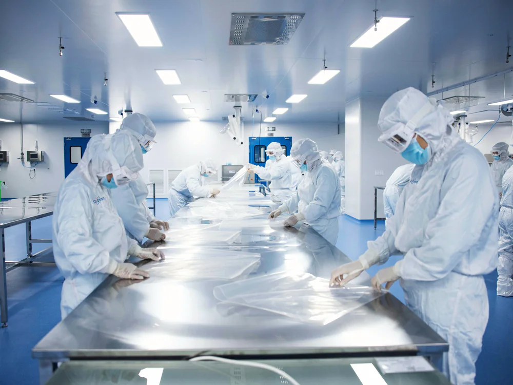 Productiewerk in een cleanroom aan rvs-tafels