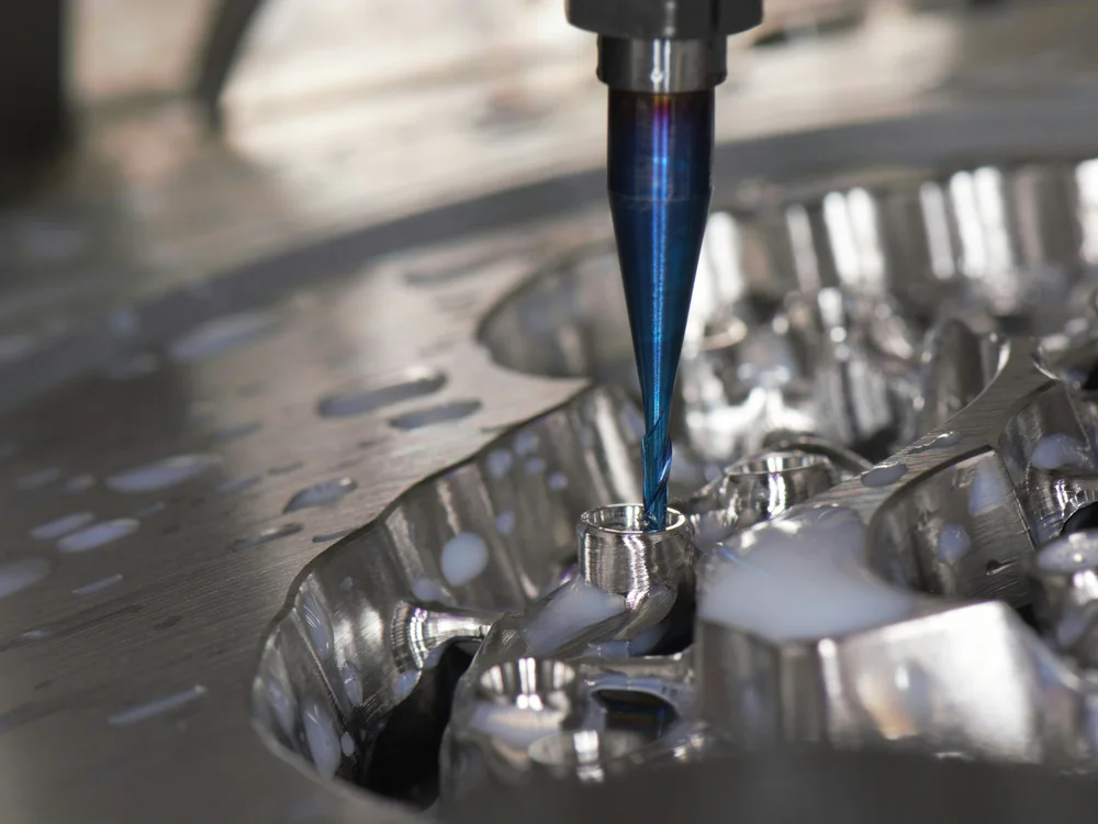 Frees bewerkt een complex aluminium onderdeel