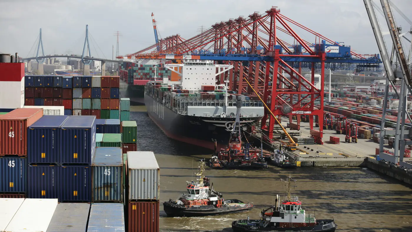 Containerhaven met kranen en sleepboten