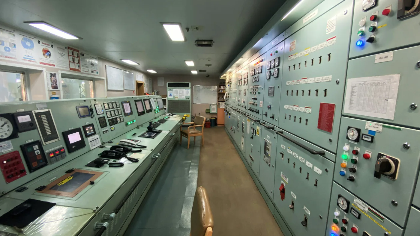 Controlekamer met lange rijen bedieningspanelen en meters