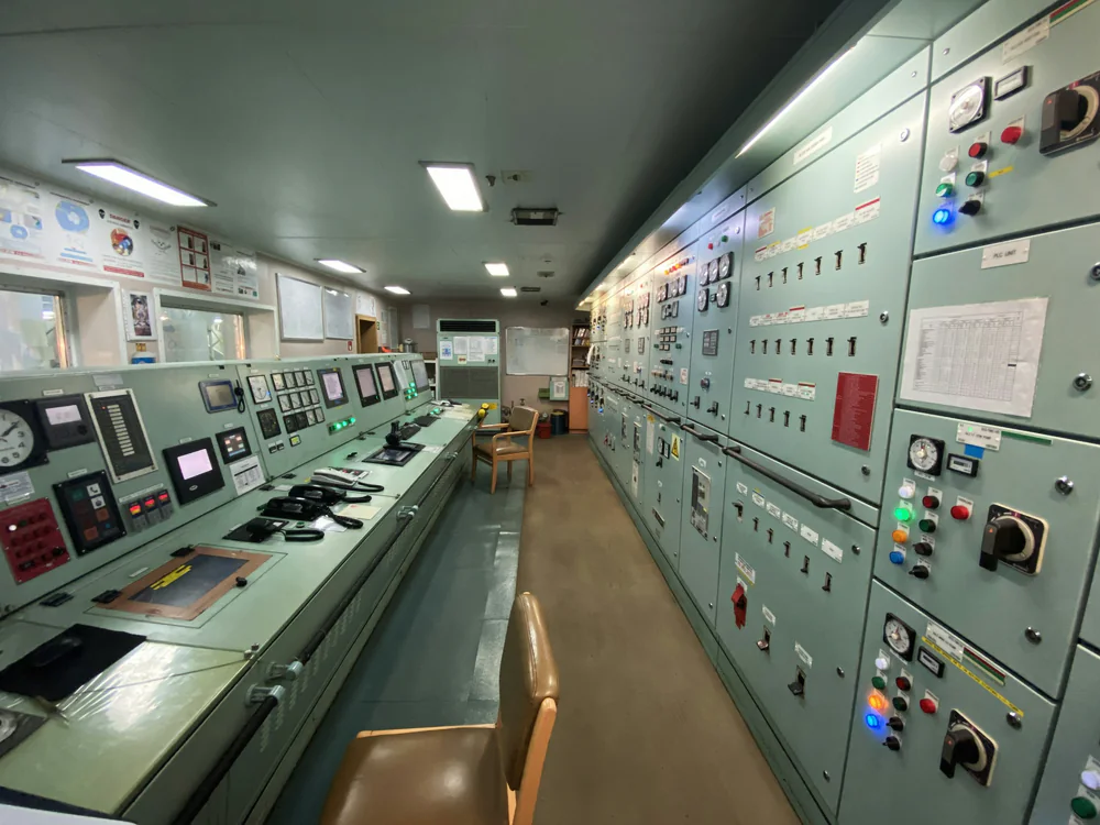 Controlekamer met lange rijen bedieningspanelen en meters