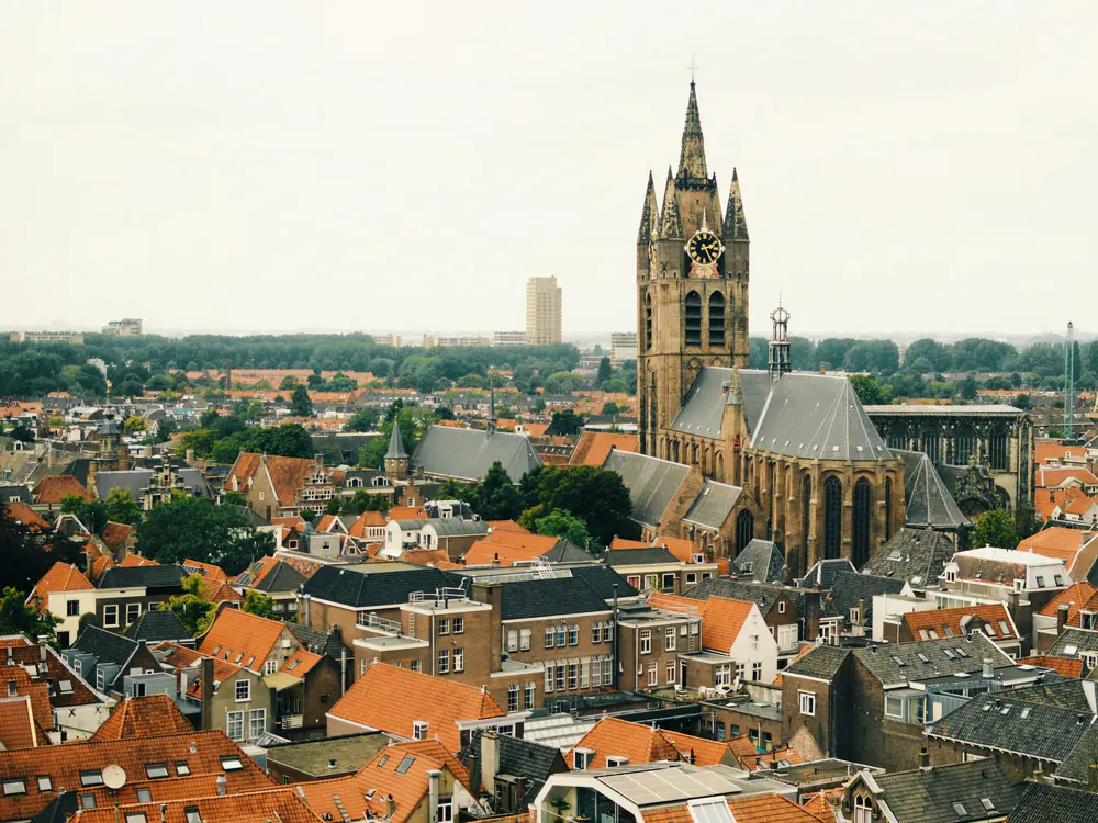 Daken van Delft met de Oude Kerk