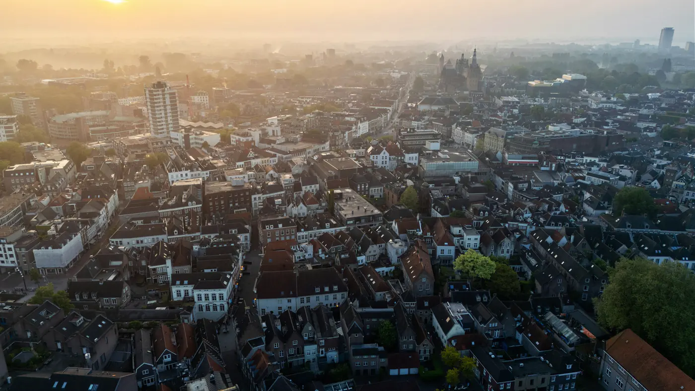 's-Hertogenbosch van bovenaf bij zonsopkomst