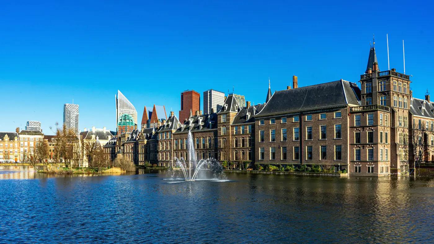 Het Binnenhof en de Hofvijver met de skyline van Den Haag