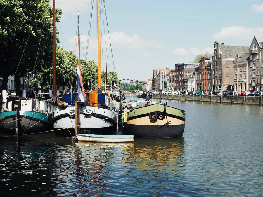 Schepen in een oude haven van Dordrecht