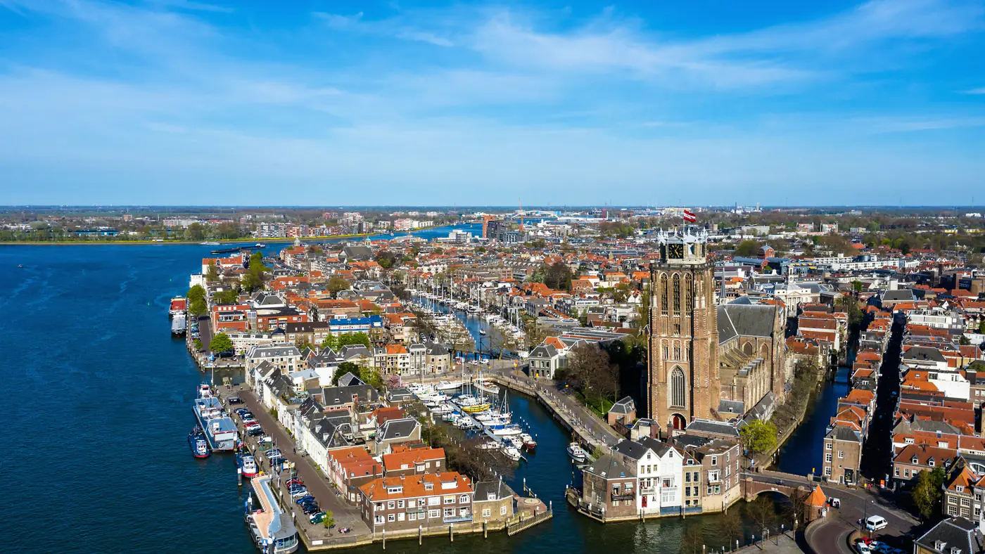 Dordrecht tussen de rivieren van bovenaf