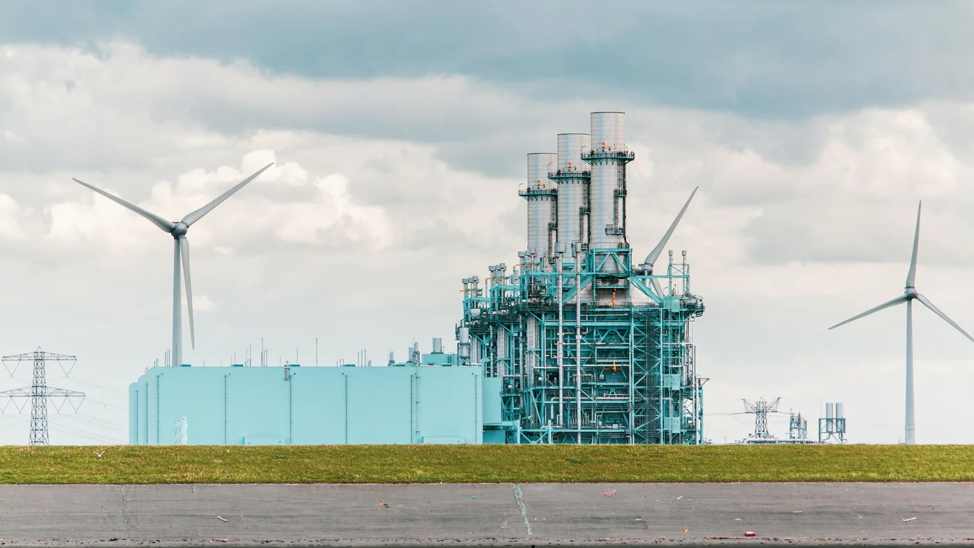 Energiecentrale en windturbines in de Eemshaven