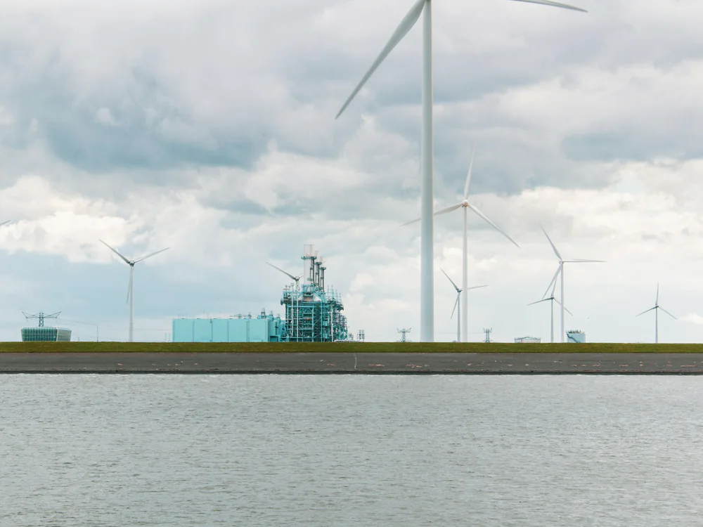 Industrie en windturbines langs het water in de Eemshaven