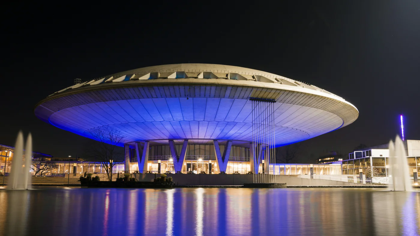Het Evoluon in Eindhoven bij nacht