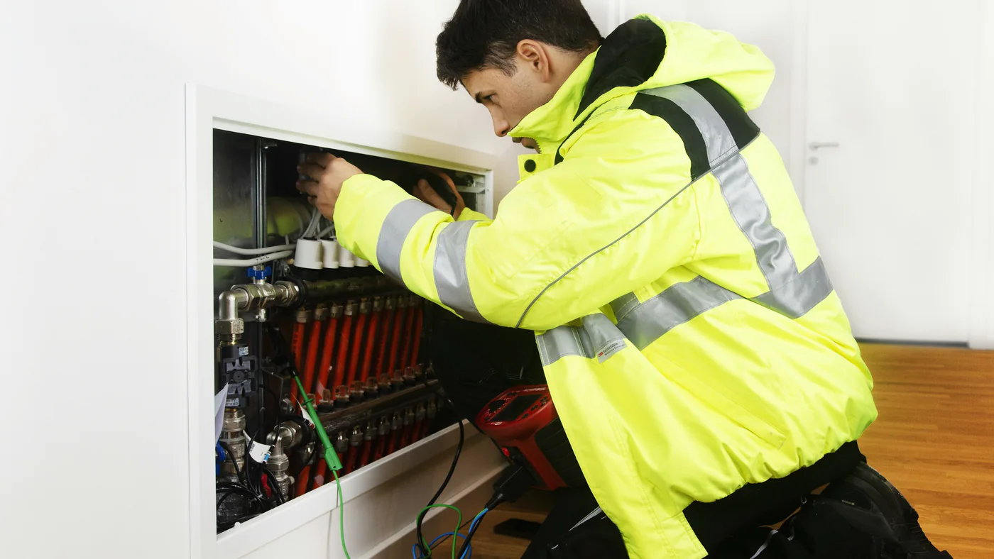 Elektromonteur werkt aan de bedrading van een installatie