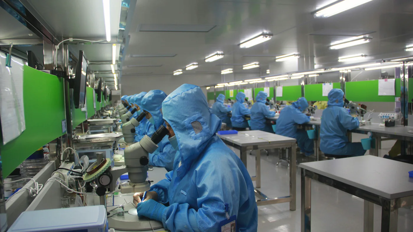 Elektronica-assemblage in een schone ruimte met microscopen