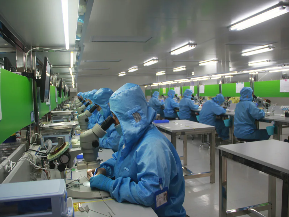 Elektronica-assemblage in een schone ruimte met microscopen