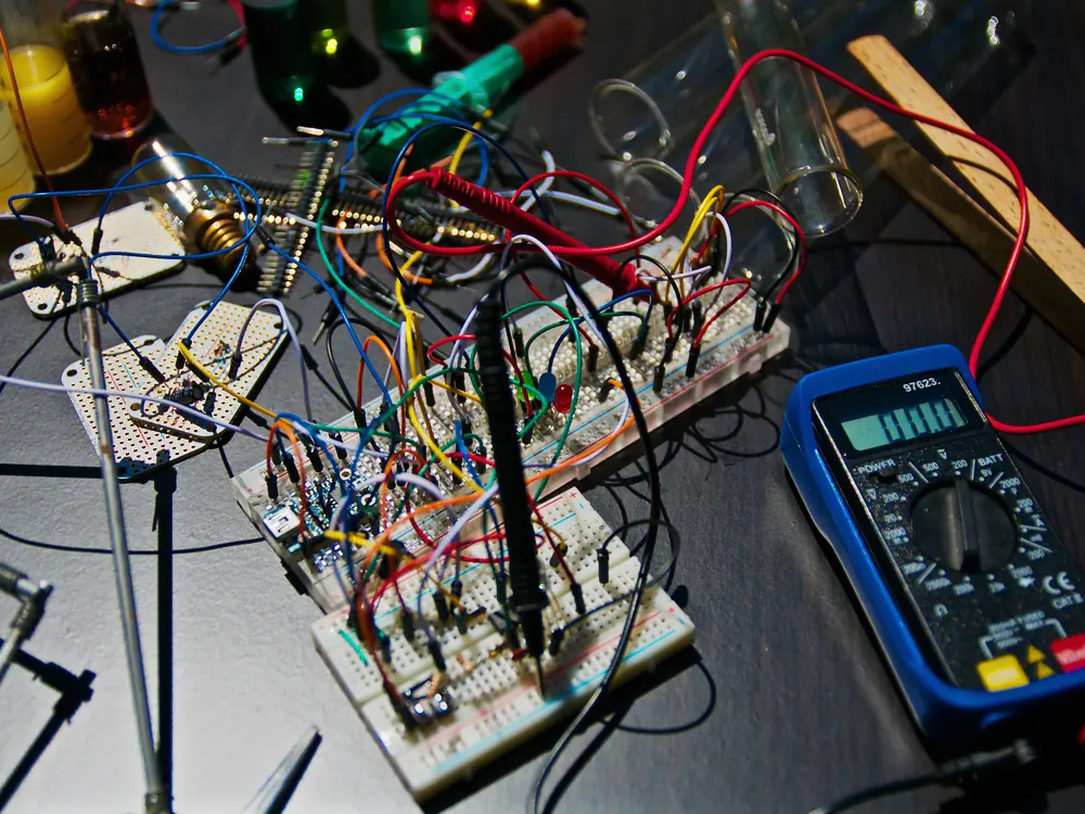 Elektronicaprototype op een breadboard met multimeter