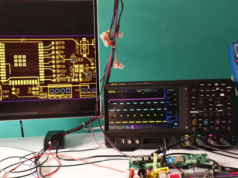 Elektronicawerkplek met oscilloscoop en printplaat