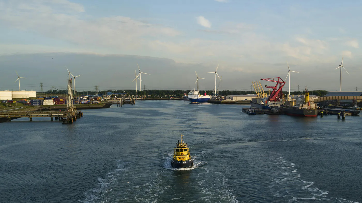 Schepen en industrie in de Europoort bij Rotterdam