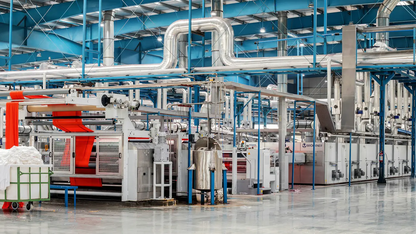 Productiehal met leidingwerk en machines