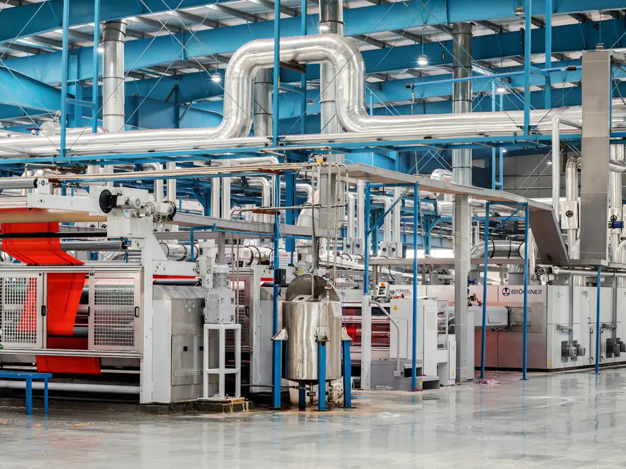 Productiehal met leidingwerk en machines