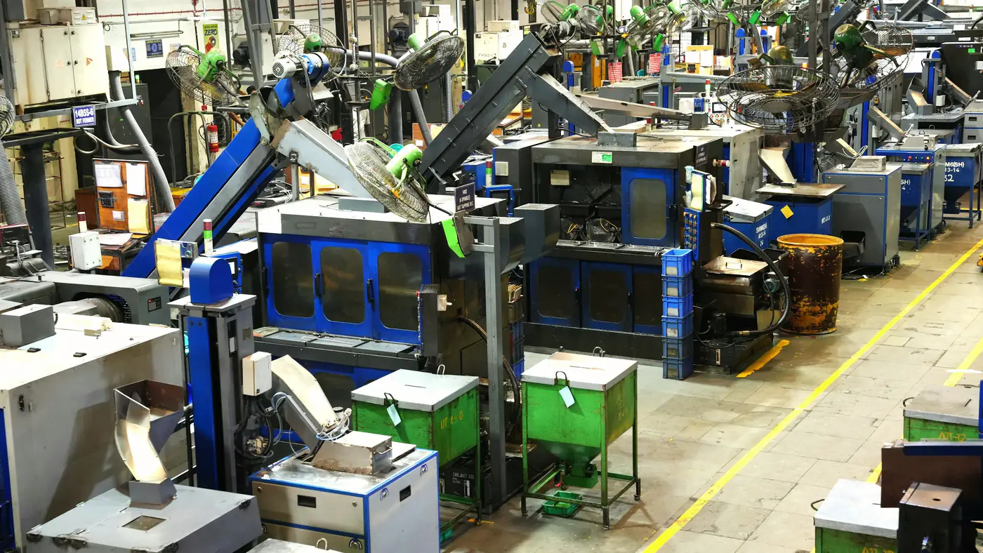 Fabriekshal met rijen productiemachines