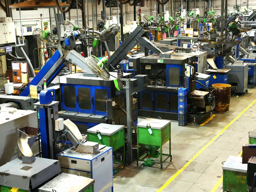 Fabriekshal met rijen productiemachines