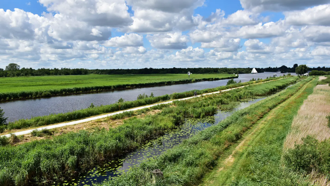 Polder en vaart in Nationaal Park de Alde Feanen in Friesland