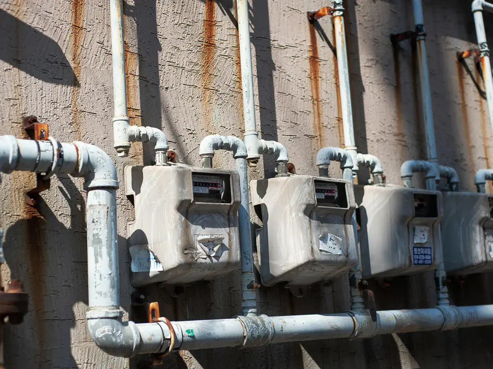 Rij gasmeters tegen een gevel