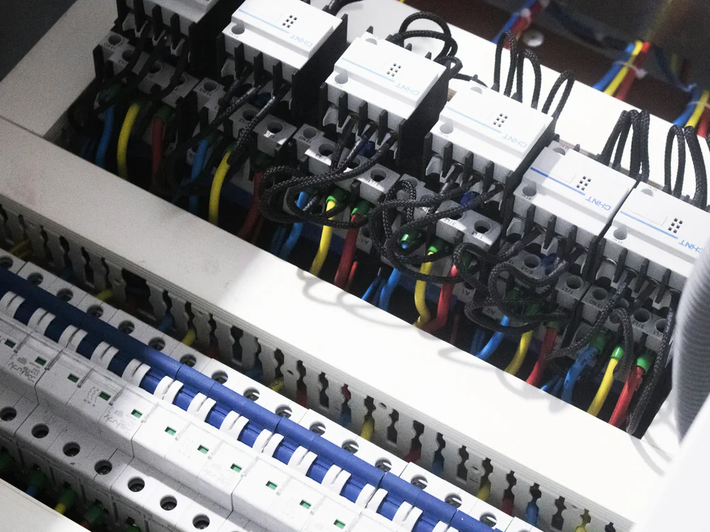 Installatieautomaten en gekleurde bedrading in een verdeelkast