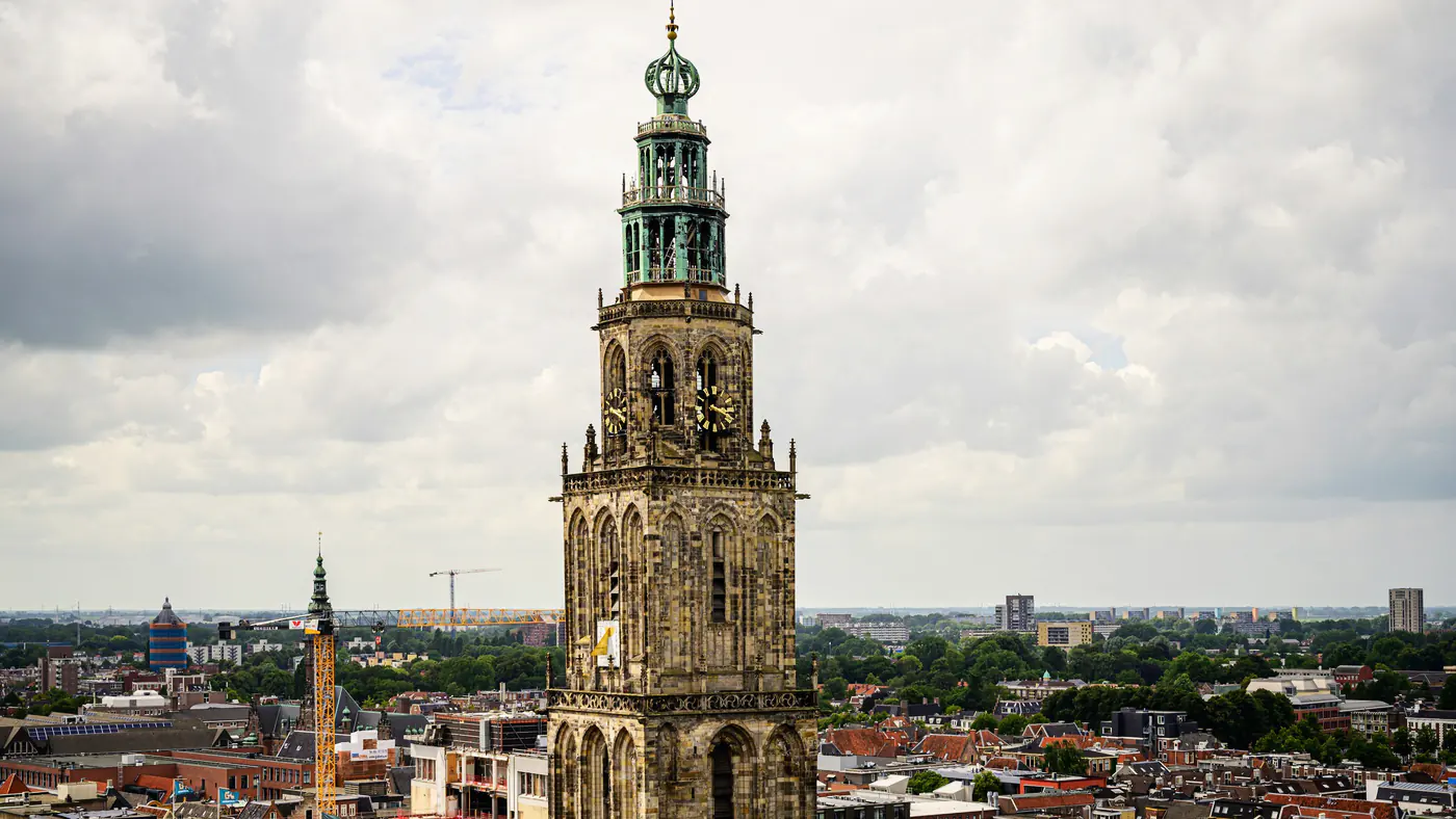 De Martinitoren boven de stad Groningen