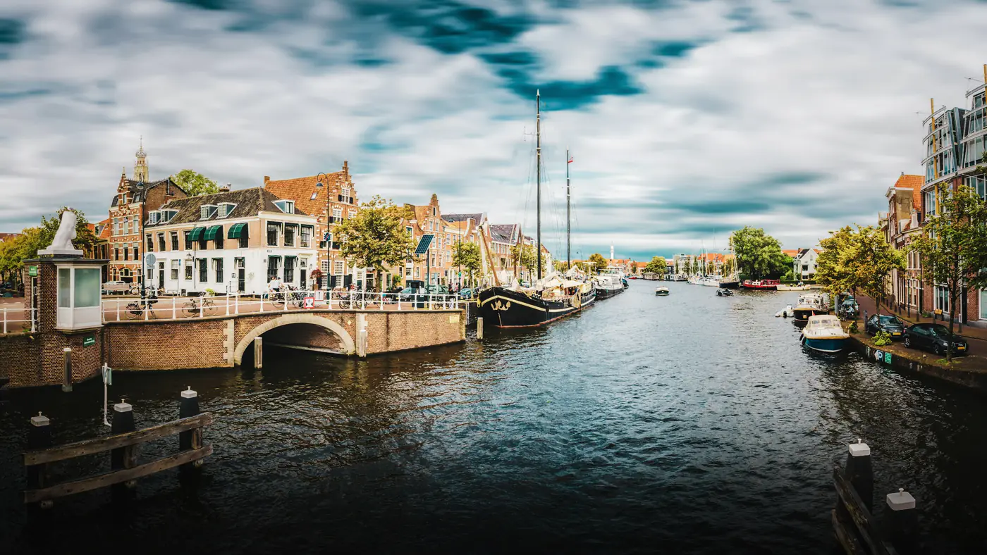 Het Spaarne in Haarlem met boten aan de kade