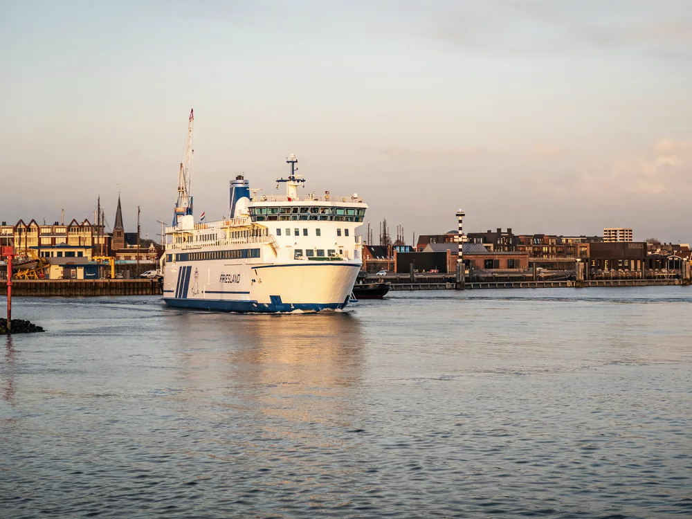 Veerboot in de haven van Harlingen