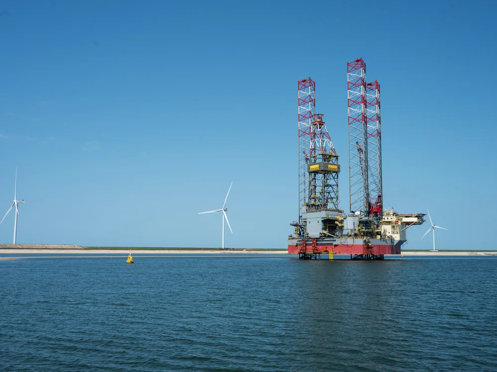 Hefplatform voor de kust met windturbines