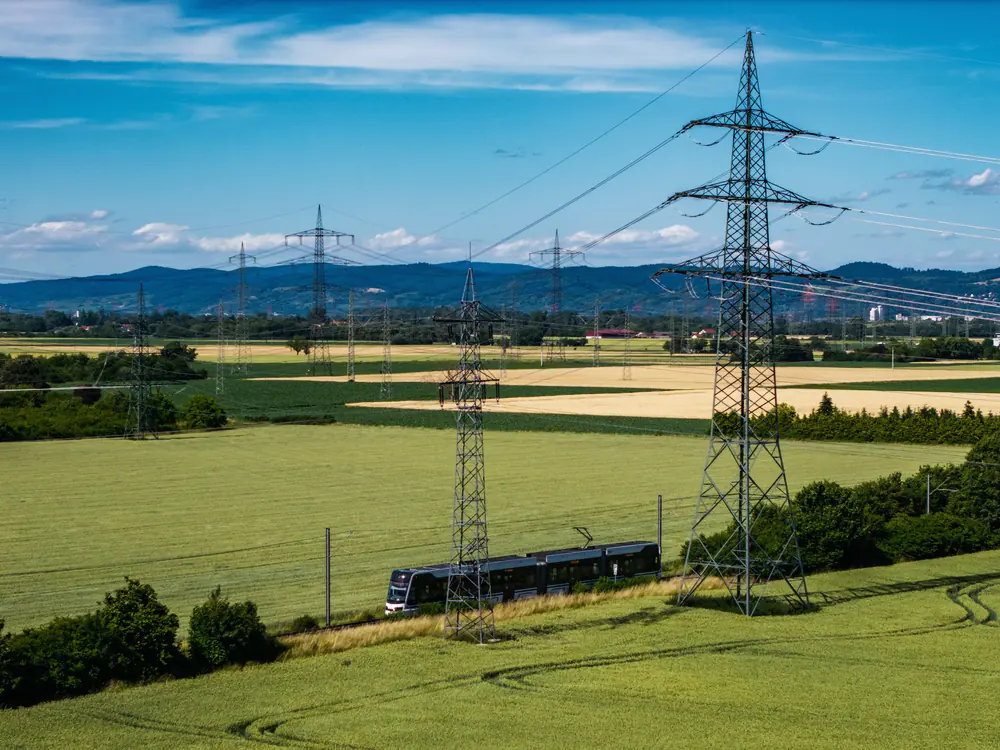 Hoogspanningsmasten in een open landschap
