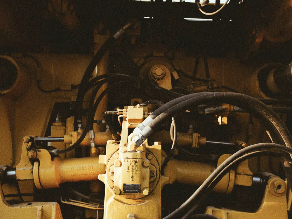 Hydraulische pomp en leidingen in een machine