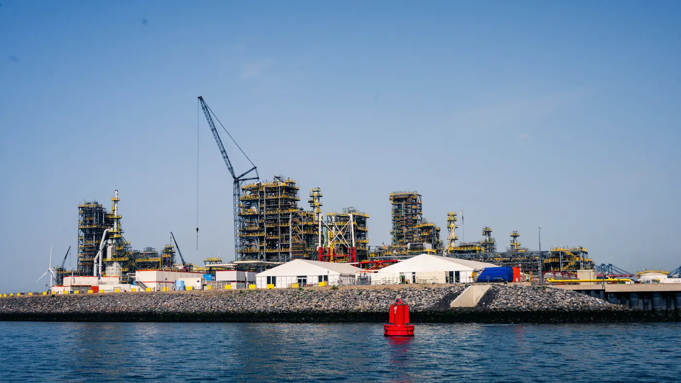 Industriele installatie aan zee met een kraan